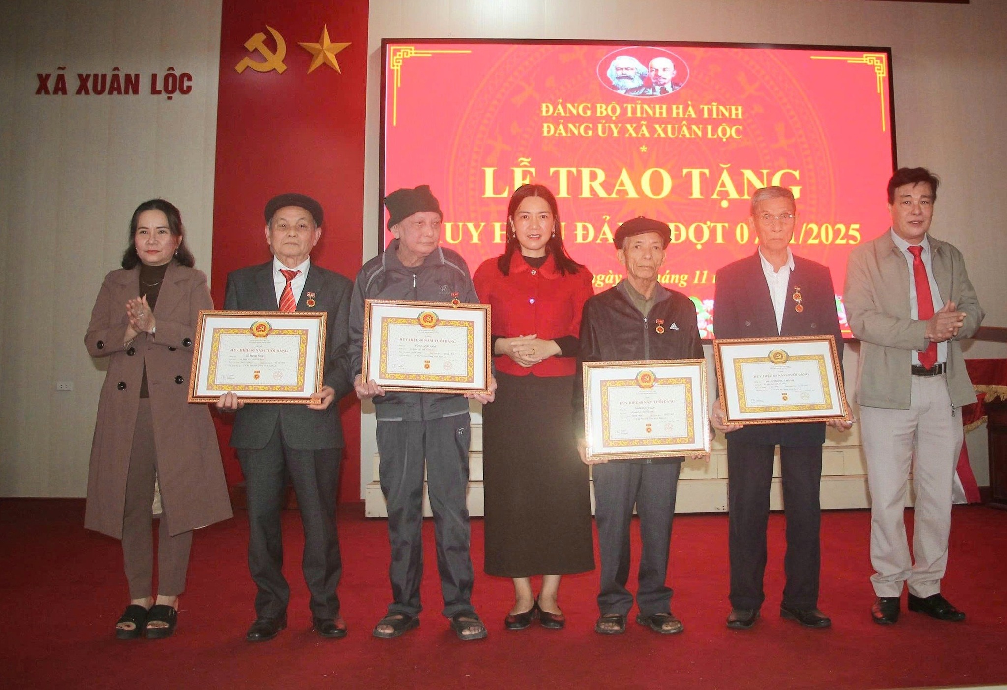 Đảng uỷ xã Xuân Lộc trao tặng Huy hiệu Đảng cho các Đảng viên đợt 07/11/2025