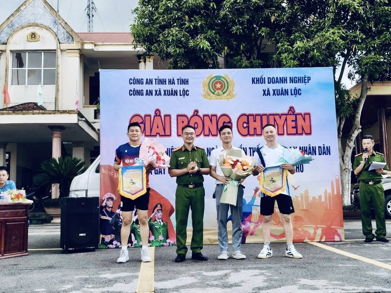 Giải bóng chuyền chào mừng kỷ niệm 80 năm Ngày truyền thống Công an nhân dân và gây quỹ tặng quà cho học sinh nghèo vượt khó