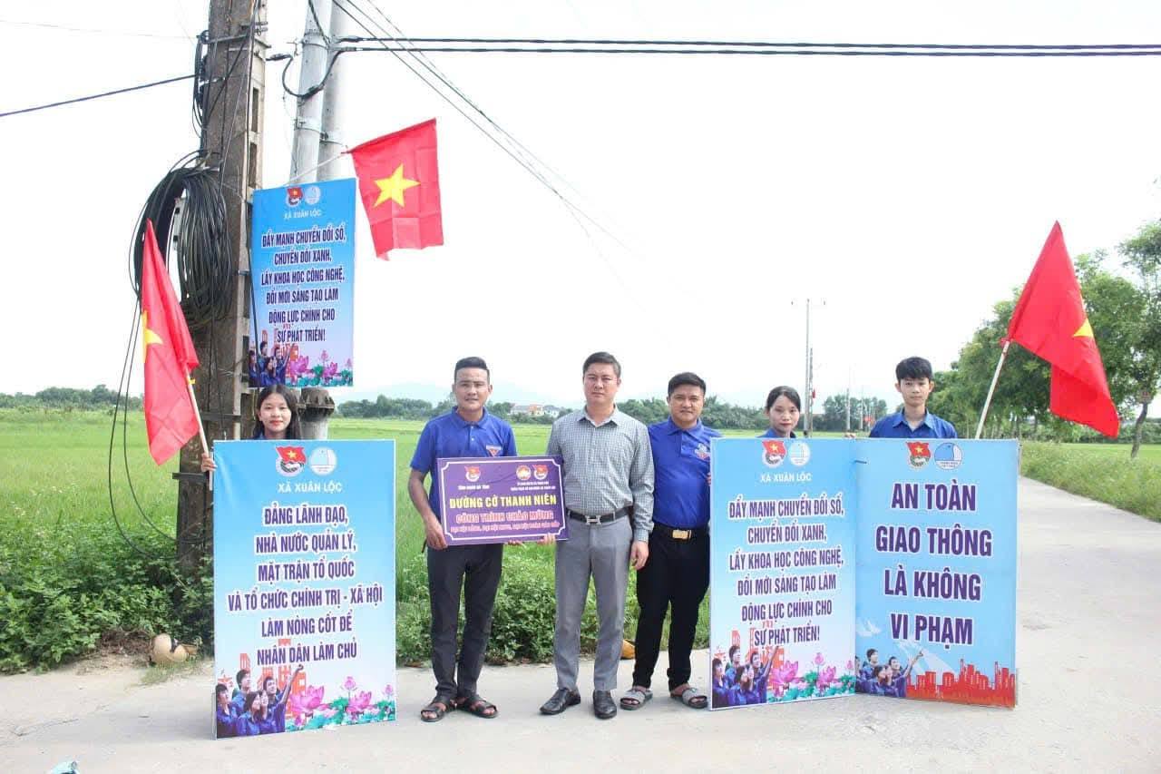  Đoàn thanh niên xã Xuân Lộc tổ chức xây dựng, lắp ráp tuyến đường panô, đường cờ thanh niên chào mừng Đại hội Đảng bộ xã Xuân Lộc lần thứ nhất, nhiệm kỳ 2025 - 2030