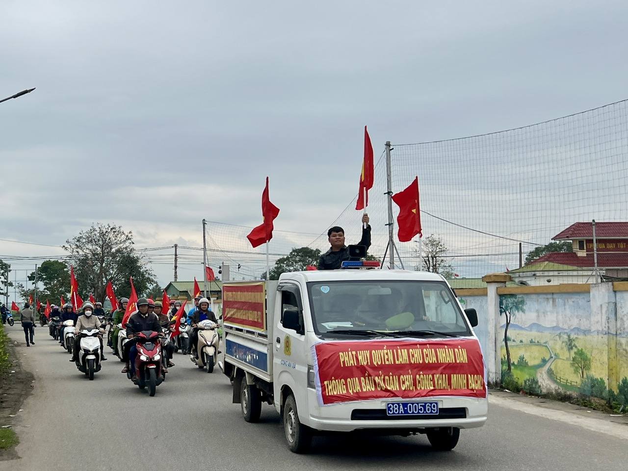 TUYÊN TRUYỀN LƯU ĐỘNG CHÀO MỪNG NGÀY BẦU CỬ