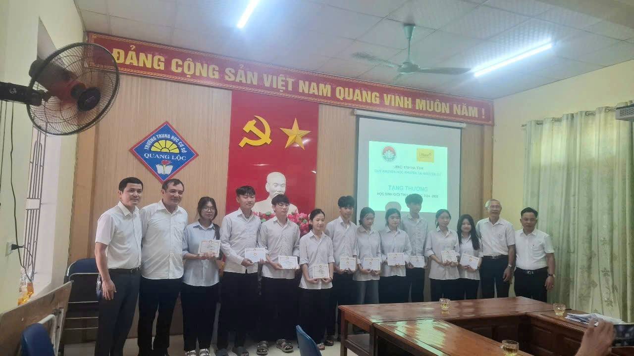 Hội Khuyến học tỉnh Hà Tĩnh tổ chức trao quà và khảo sát học sinh có hoàn cảnh đặc biệt khó khăn đạt điểm cao trong kỳ thi đại học năm học 2024-2025