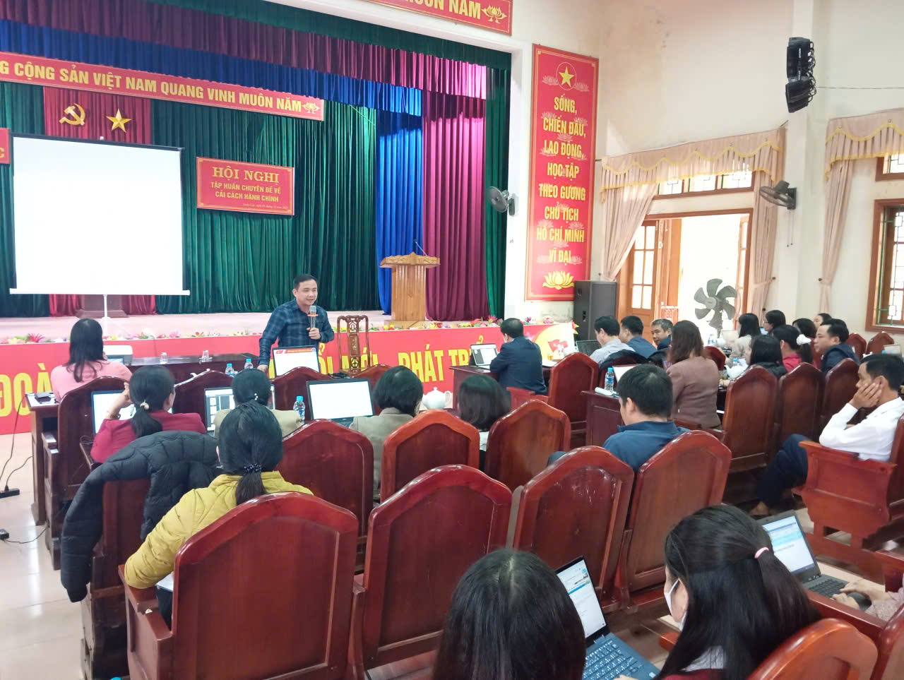 Cán bộ, công chức, viên chức tập huấn chuyên đề cải cách hành chính