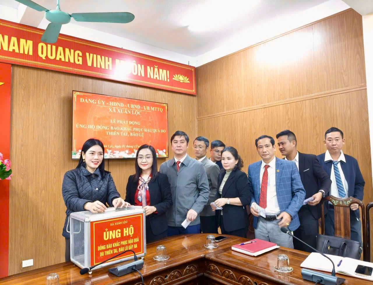 PHÁT HUY TRUYỀN THỐNG "TƯƠNG THÂN TƯƠNG ÁI CỦA DÂN TỘC VIỆT NAM. CÁN BỘ, CÔNG CHỨC XÃ XUÂN LỘC ĐI ĐẦU ỦNG HỘ ĐỒNG BÀO BỊ THIỆT HẠI DO THIÊN TAI