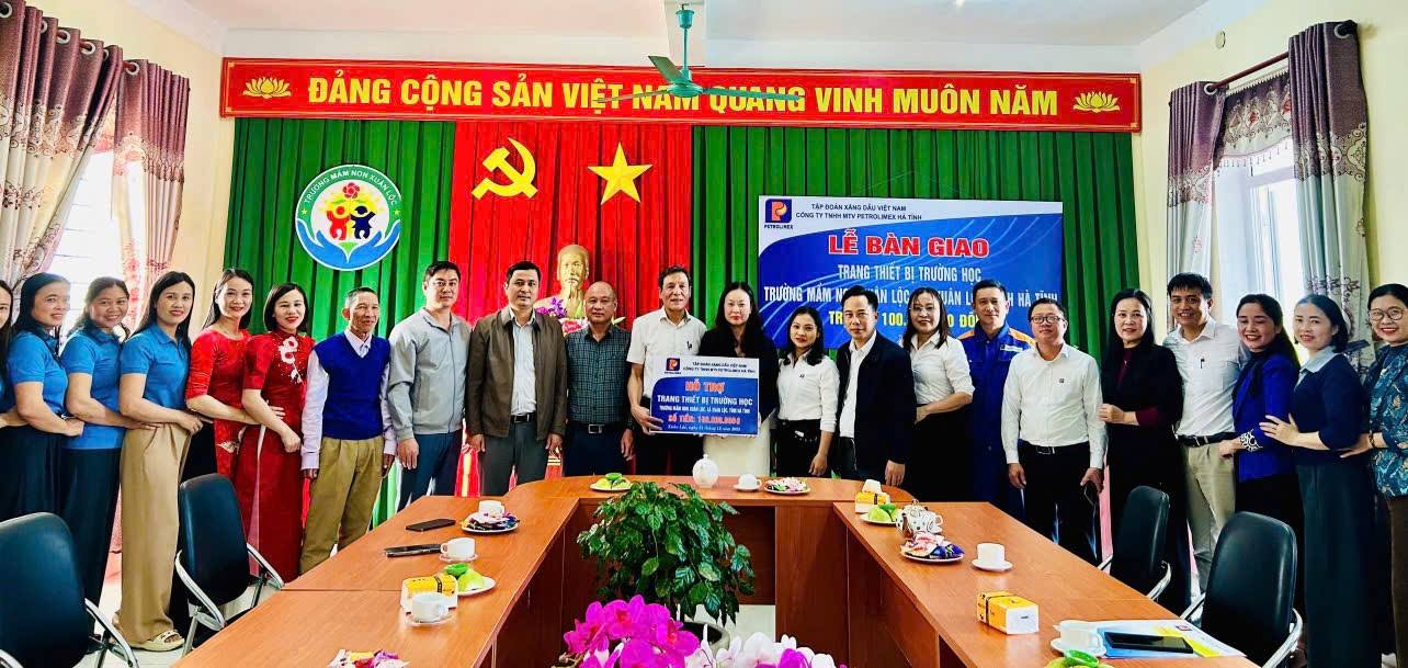 Petrolimex Hà Tĩnh bàn giao thiết bị trường học cho Trường Mầm non Xuân Lộc