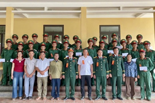 Lãnh đạo xã Xuân Lộc đến thăm và động viên chiến sĩ mới