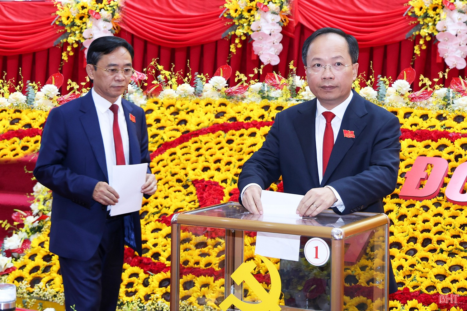Danh sách đại biểu chính thức và đại biểu dự khuyết dự Đại hội đại biểu toàn quốc lần thứ XIV của Đảng. 