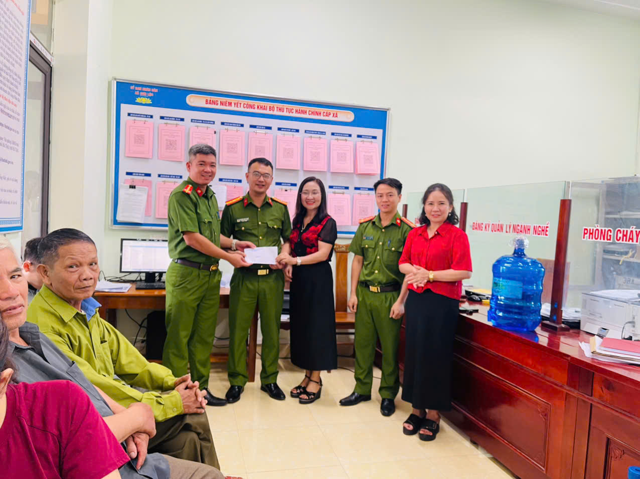 Kiểm tra tiến độ và động viên lực lượng Công an xã triển khai việc thu nhận, cấp đổi thẻ đảng viên trên cơ sở dữ liệu quốc gia về dân cư,